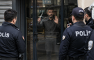 Kendini İş Yerine Kilitledi, Eline Bıçak Alıp Direndi