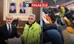Tribünde Kalpleri Isıtan An: Polis Memuru Çoraplarını Minik Taraftara Verdi
