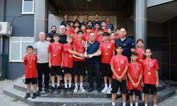 Alanyaspor U13 Takımı Şampiyonluk Kupasını Başkan Hasan Çavuşoğlu'ndan Aldı