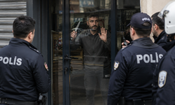 Kendini İş Yerine Kilitledi, Eline Bıçak Alıp Direndi