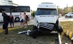 Manavgat'ta Tur Otobüsü Refüje Çarptı