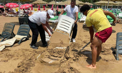 Alanya'da Dev Dalgalar Şezlongları Kuma Gömdü
