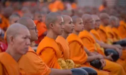 Tayland'da Faciaya Neden Olan Kaza: Dini Alaya Kamyonet Daldı, 8 Keşiş Hayatını Kaybetti