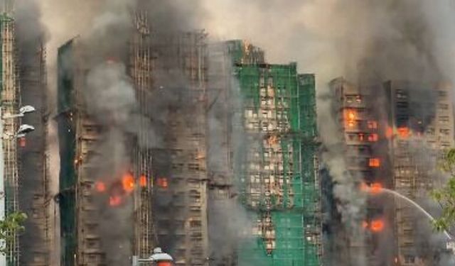Hong Kong'da 2 Bin Dairelik Sitede Yangın Çıktı