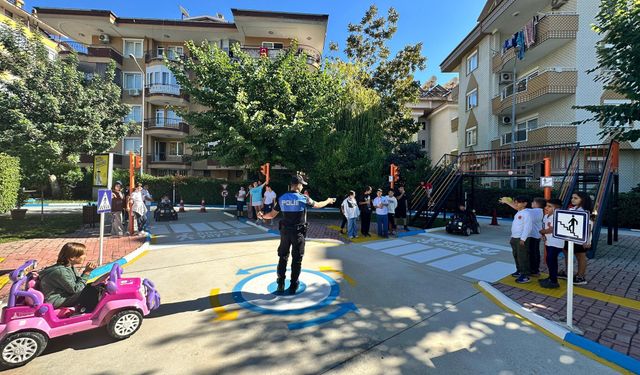 Alanya'da Öğrencilere ''Trafik Kuralları Hayat Kurtarır'' Projesi