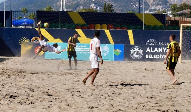 Alanya'da Plaj Futbolu Süper Finalleri Başladı