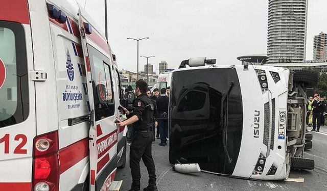 İstanbul'da Polis Servisi Kaza Yaptı: 1 Polis Şehit Oldu, 16 Polis Yaralandı