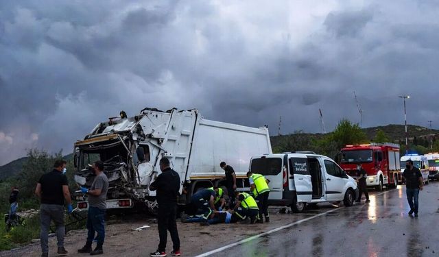 Manavgat'ta Belediye Ait İki Araç Çarpıştı 7 Kişi Yaralandı
