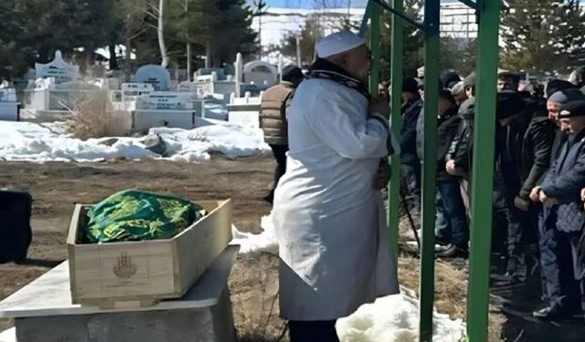 Ardahan'daki Cenaze Fotoğrafı Tartışma Yarattı: Tek Kare Üzerinden Yorumlar Yapıldı