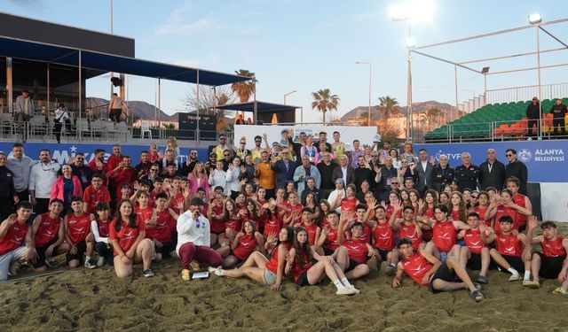 Plaj Voleybolu Sezonu Alanya'da Açıldı