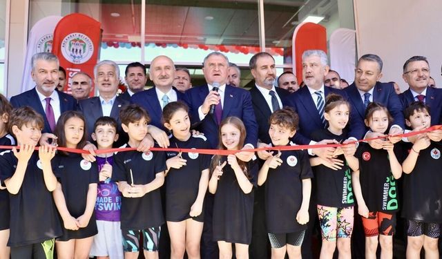 Bakan Bak: '12 Milyona Yakın Vatandaşa Yüzme Öğrettik'