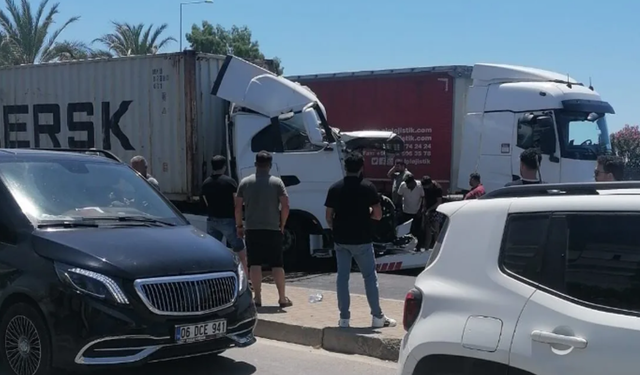 Alanya'da 3 TIR'ın Karıştığı Zincirleme Kaza Trafiği Kilitledi