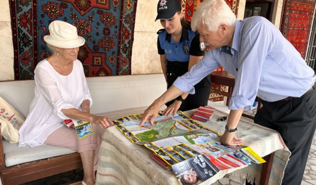 Alanya'da Turistlere Dört Dilde Güvenli Turizm Rehberi Dağıtılıyor