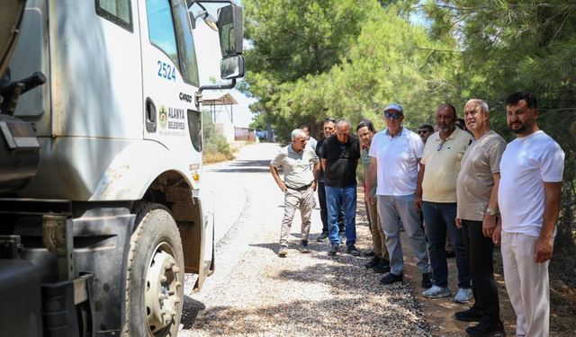 Başkan Özçelik Okurcalar'daki Yol Çalışmalarını Yerinde İnceledi