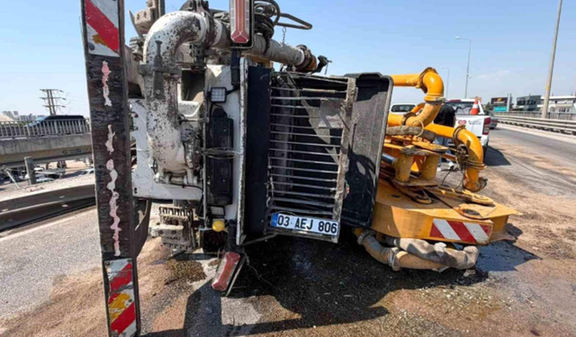 Beton pompası kamyonu üst geçitte yan yattı: Sürücü cam kırılarak kurtarıldı