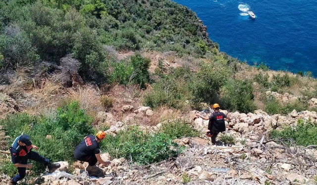 Otomobil 80 Metrelik Uçurumdan Denize Uçtu: Sürücü Ağır Yaralandı