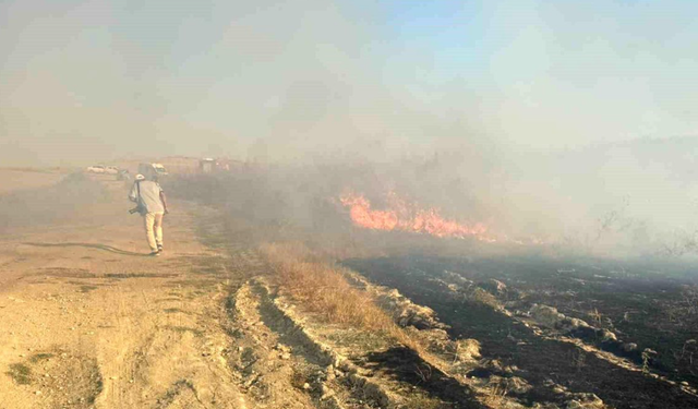 Serik'te Çıkan Anız Yangını Saman Balyalarını Küle Çevirdi