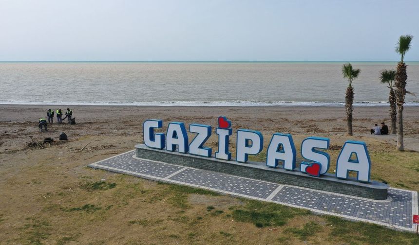 Gazipaşa’da Fırtına Sonrası Sahillerde Temizlik Çalışması