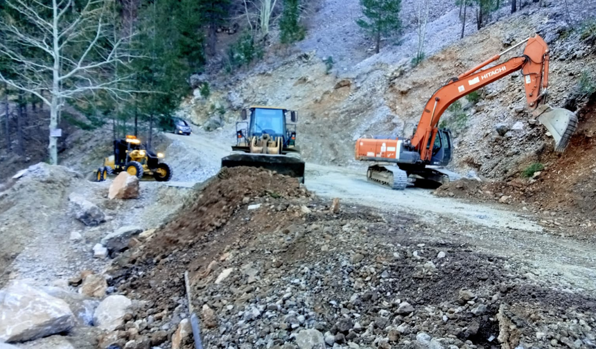 Alanya'da Bozulan Yollarda Onarım Çalışmaları Sürüyor