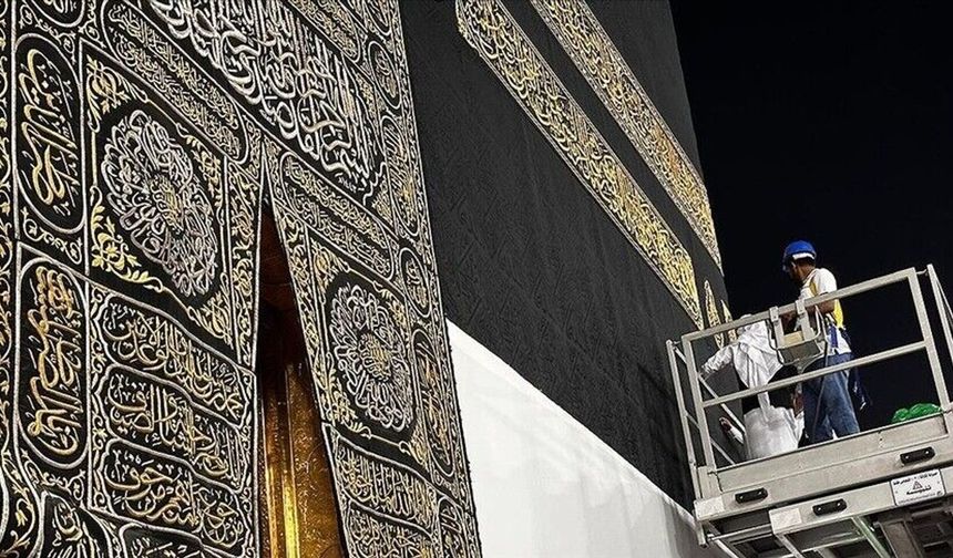 Kabe'nin Örtüsü Hac Öncesi 3 Metre Yukarı Kaldırıldı