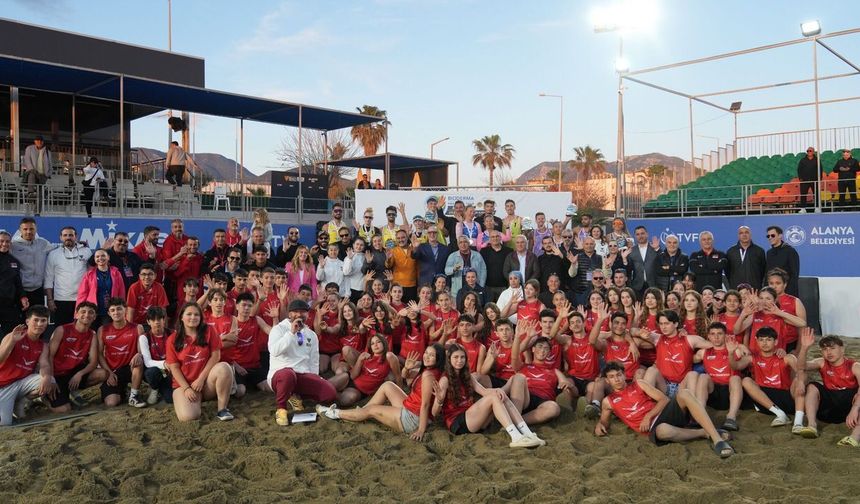 Plaj Voleybolu Sezonu Alanya'da Açıldı