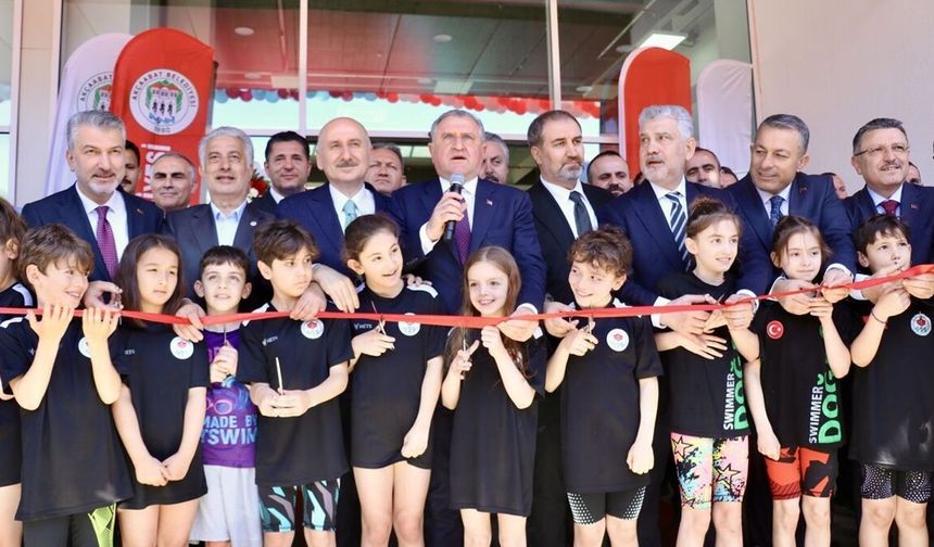 Bakan Bak: '12 Milyona Yakın Vatandaşa Yüzme Öğrettik'