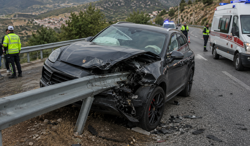Denizli'de Feci Kaza: Lüks SUV Bariyerlere Saplandı, Sürücü Hayatını Kaybetti
