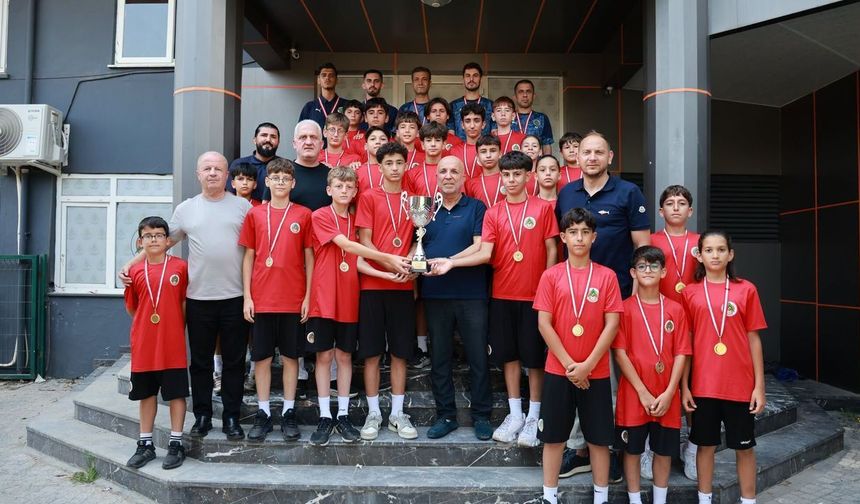 Alanyaspor U13 Takımı Şampiyonluk Kupasını Başkan Hasan Çavuşoğlu'ndan Aldı