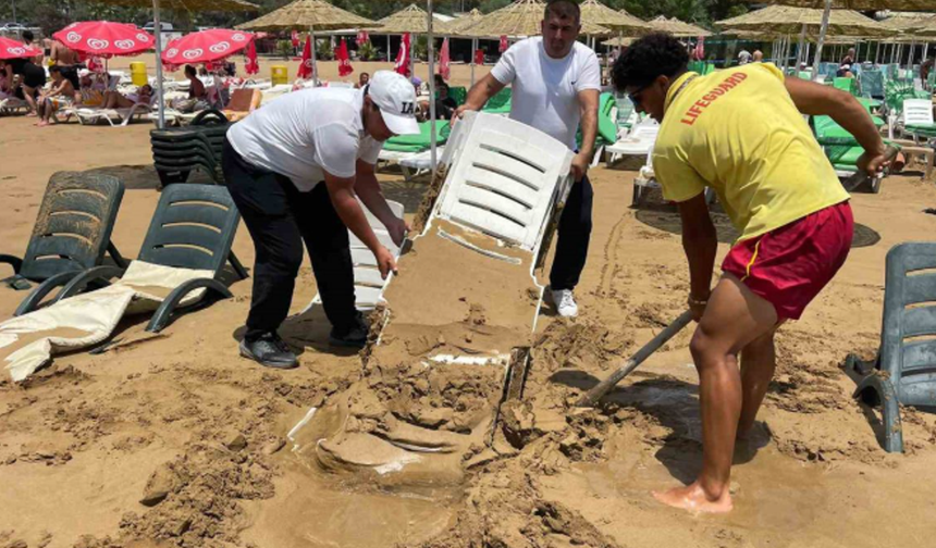 Alanya'da Dev Dalgalar Şezlongları Kuma Gömdü
