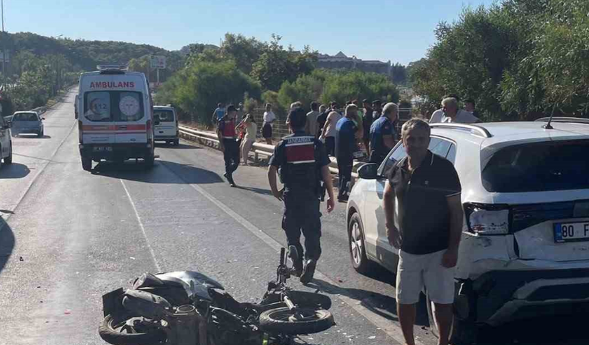 Alanya'da Park Halindeki Otomobile Çarpan Motosikletteki 2 Kişi Ağır Yaralandı