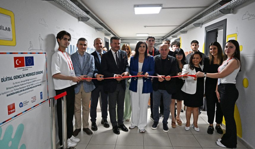 Antalya'da Gençleri Geleceğin Mesleklerine Hazırlayacak Dijital Merkez Açıldı